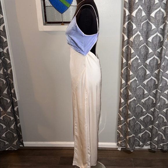 Fore (carried at Bloomingdale’s) Elegant Cut Out Semi Open Back Dress SZ Medium - Picture 4 of 11